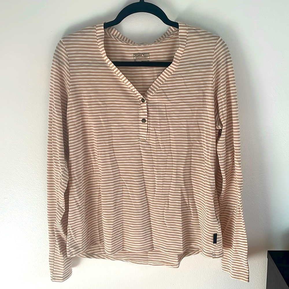 Casual Patagonia women’s Henley long sleeve tee button vneck